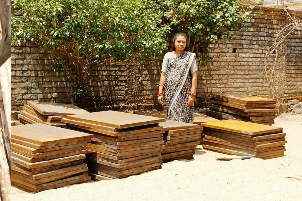 बिर्रा गांव की रश्मि अब 20 हजार महीने की कमाई से बनी आत्मनिर्भर महिला उद्यमी