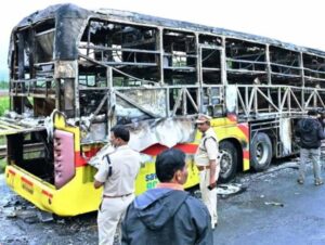 भयानक हादसा: इलेक्ट्रिक बस की बैट्री में विस्फोट, पलभर में राख हो गई पूरी बस