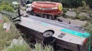 कुरनूल के बाद तेलंगाना में भी बस पलटी, 20 लोग हुए घायल — यात्रियों में मचा हड़कंप