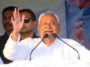 चांद-तारे नहीं, जनता के बीच किया निशाना: नीतीश ने तेजस्वी के वादे पर साधा निशाना