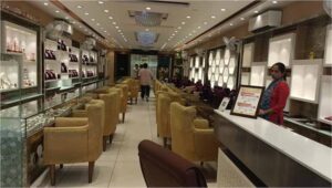 बातों में उलझाकर ज्वैलरी दुकानदार को चकमा, मिनटों में लाखों की लूट