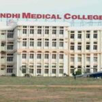 बाथरूम में मिला एमबीबीएस छात्रा का शव, एसिड की बोतल मिलने से मचा हड़कंप