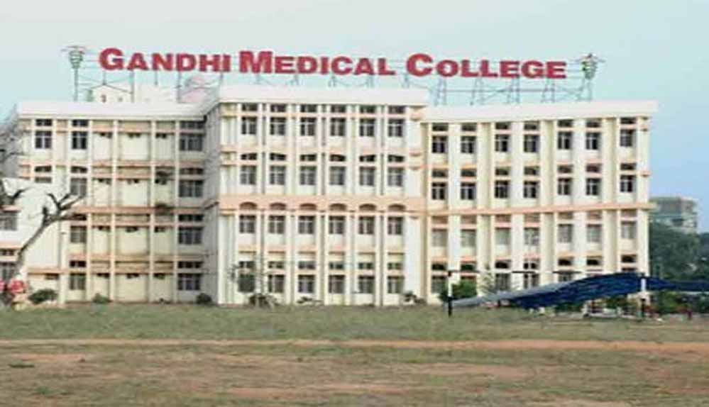 बाथरूम में मिला एमबीबीएस छात्रा का शव, एसिड की बोतल मिलने से मचा हड़कंप