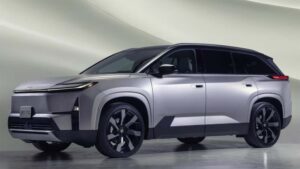 Toyota ने पेश की 3-रो इलेक्ट्रिक SUV, जानें क्या होगी भारत में उपलब्धता