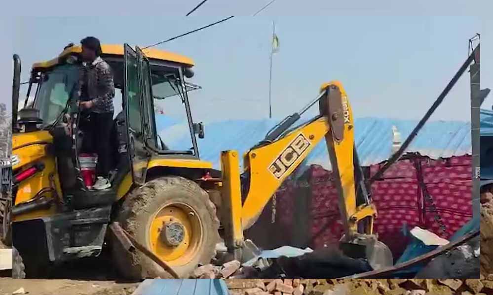 बरेली में मस्जिद पर बुलडोजर का एक्शन, कोर्ट के आदेश से अवैध निर्माण ध्वस्त, भारी पुलिस तैनात