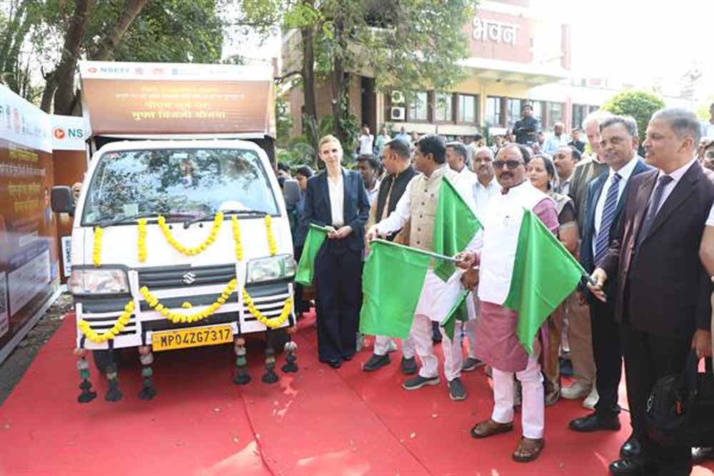 “सोलर रथ सह मोबाइल बूथ वैन” को दिखाई हरी झण्डी