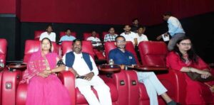 महिला बाल विकास मंत्री ने प्रथम दिवस देखी फिल्म, युवाओं से की प्रेरणा लेने की अपील