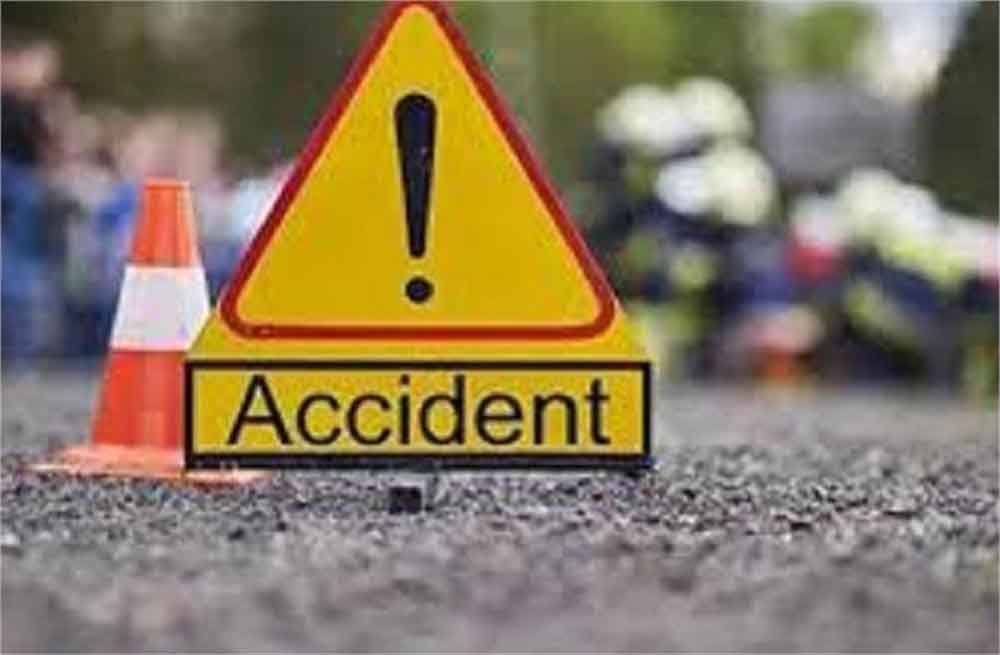 दर्दनाक हादसा: गुजरात में मिनीवैन का संतुलन बिगड़ा, डिवाइडर से भिड़कर 5 यात्रियों की गई जान