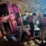तेज रफ्तार का कहर! ट्रक पलटने से कार सवारों पर टूटा मौत का मंजर