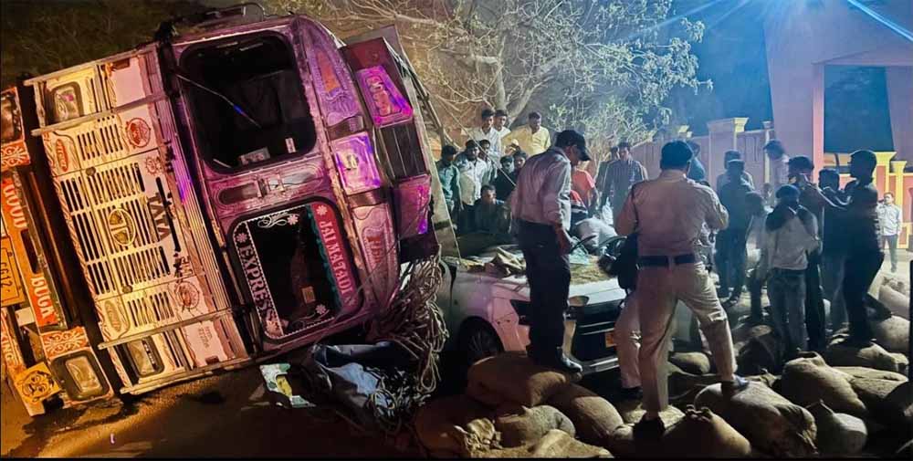 तेज रफ्तार का कहर! ट्रक पलटने से कार सवारों पर टूटा मौत का मंजर