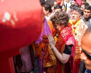 मां कामाख्या के दरबार पहुंचीं प्रियंका गांधी वाड्रा, असम दौरे की शुरुआत पूजा से