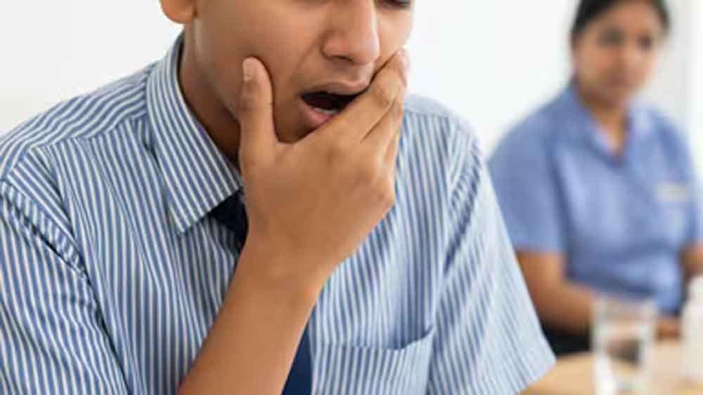 स्कूल में दरिंदगी: मासूम छात्र का जबड़ा तोड़ा, दर्द में जिंदगी—शिक्षक और प्राचार्य कटघरे में