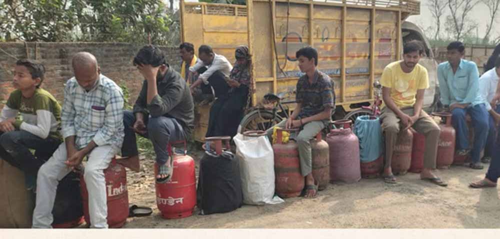 गैस संकट से जूझता पटना: सिलेंडर की कमी पर सड़कों पर उतरे लोग, NH-98 जाम