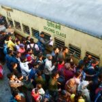 स्टेशन पर अफरा-तफरी: कन्फर्म टिकट न मिलने से जनरल कोचों की ओर दौड़े यात्री, RPF की अपील बेअसर