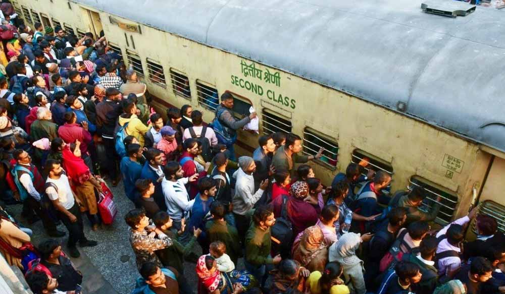 स्टेशन पर अफरा-तफरी: कन्फर्म टिकट न मिलने से जनरल कोचों की ओर दौड़े यात्री, RPF की अपील बेअसर