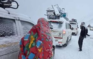 सिंथन टॉप पर बर्फबारी में फंसे 200 से ज्यादा पर्यटकों को सेना और पुलिस ने सफलतापूर्वक बचाया