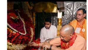 चैत्र नवरात्रि से पहले गोरक्षपीठाधीश्वर ने मां के चरणों में लगाई हाजिरी