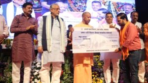 कैलाश मानसरोवर यात्रा से लौटे 555 श्रद्धालुओं को सीएम योगी ने दी ₹1-1 लाख की सहायता