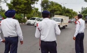 क्या पुरुष ट्रैफिक पुलिसकर्मी महिलाओं से वाहन जांच नहीं कर सकते?