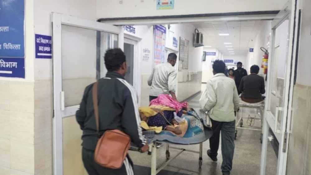 स्वास्थ्य व्यवस्था पर सवाल: ग्वालियर अस्पताल की लिफ्ट 20 दिन से बंद, कराहते मरीजों को सीढ़ियों से चढ़ाया जा रहा