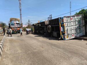 खस्ताहाल पुल बना मौत का जाल: तेज रफ्तार बाइक गिरने से 4 युवकों की जान गई