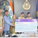 बड़वानी एवं मुरैना में दिवंगत पुलिसकर्मियों के परिजनों को एक-एक करोड़ रुपए की सहायता