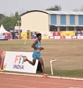 सूरज नासिक में रहते हैं और ट्रेनिंग का खर्च हर महीने 2-3 दौड़ों में भाग लेकर मिलने वाली इनामी राशि से निकालते हैं