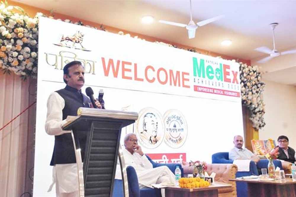 डॉक्टर सेवाभाव से मरीज का करें इलाज : उप मुख्यमंत्री  शुक्ल जी मीडिया समूह के कार्यक्रम में रीवा शहर के डॉक्टर्स का किया सम्मान