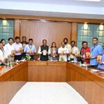 मुख्यमंत्री ने ‘मोदी के राज्य से लौटकर’ पुस्तक का किया विमोचन