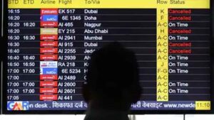 हवाई यात्रा पर ईरान संकट की मार: सैकड़ों उड़ानें कैंसिल, यात्रियों को रिफंड में छूट