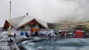 शीतलहर के बीच हेमकुंड साहिब में भारी बर्फबारी, 23 मई से शुरू होंगे दर्शन