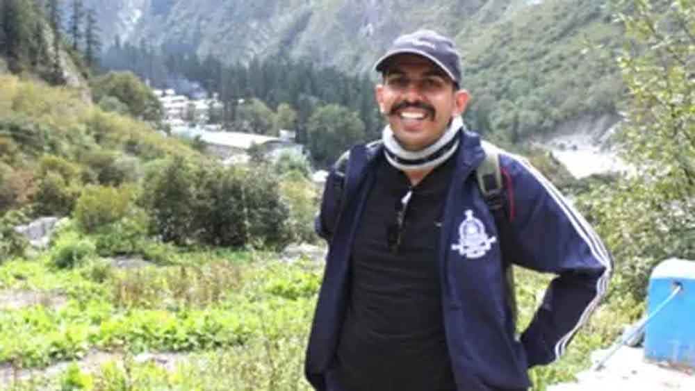 गरीबी में पला-बढ़ा बेटा बना IAS अफसर, पिता की मेहनत ने बदली किस्मत