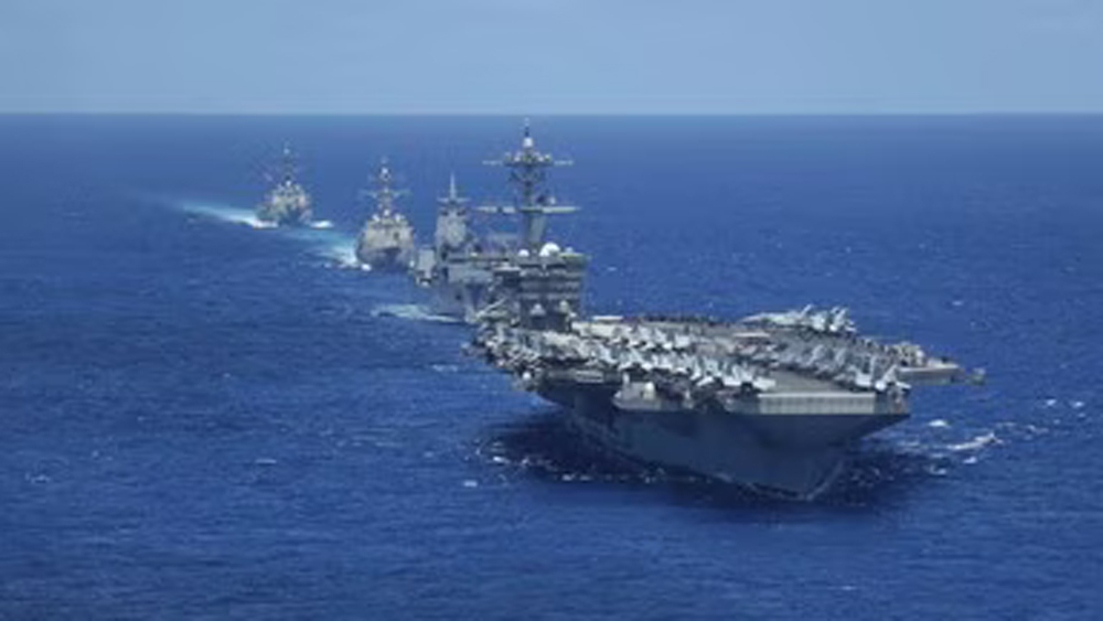 तनाव चरम पर: ईरान ने USS Abraham Lincoln को बनाया निशाना, पीछे हटने से किया इनकार