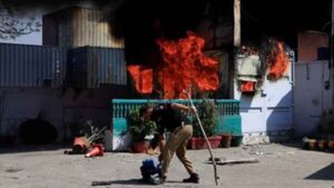 खामेनेई के निधन के बाद बवाल: दूतावास के बाहर पाकिस्तानी प्रदर्शनकारियों पर अमेरिकी सैनिकों की कार्रवाई, 8 मारे गए