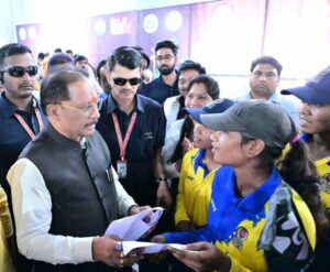 इचकेला की बेटियों ने क्रिकेट में रचा इतिहास, मुख्यमंत्री साय ने किया सम्मानित, किट देकर बढ़ाया हौसला