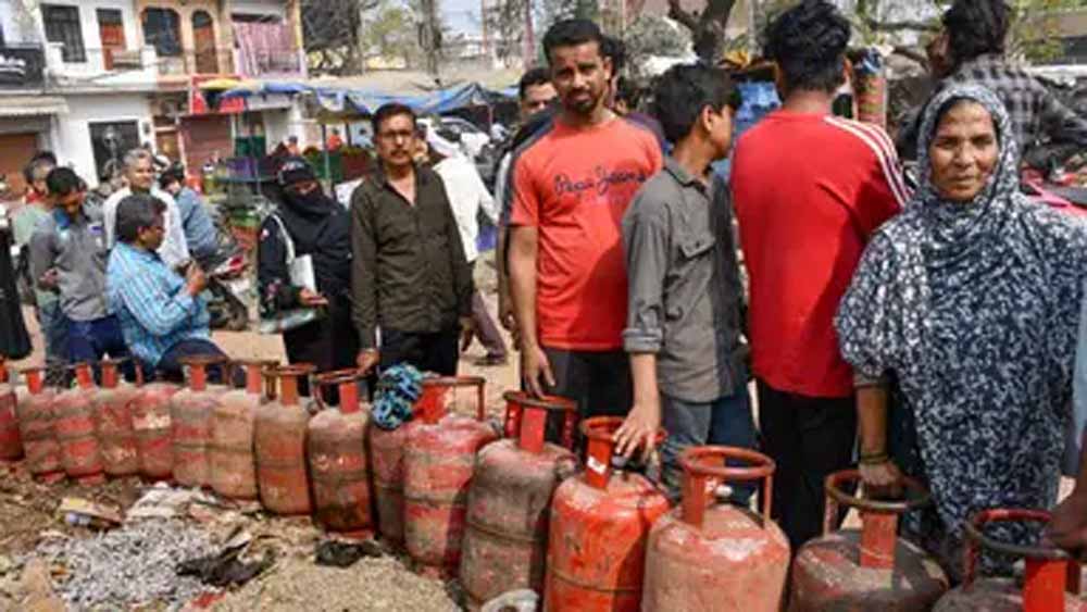 Fuel Crisis in Asia: कई देशों में वर्क फ्रॉम होम और स्कूल बंद, जानें पड़ोसी मुल्कों की स्थिति