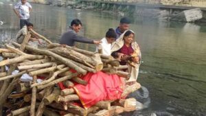 परंपरा तोड़ मिसाल पेश की बेटियों ने, बागेश्वर में परिवार को किया सम्मानित