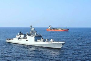 तनाव के बीच स्ट्रेट ऑफ होर्मुज से निकल रहे भारतीय फ्लैग शिप, नौसेना की कड़ी निगरानी
