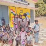 सूरजपुर में स्कूल पर ताला, घंटों बाहर बैठे रहे छात्र; 6 शिक्षकों पर कार्रवाई