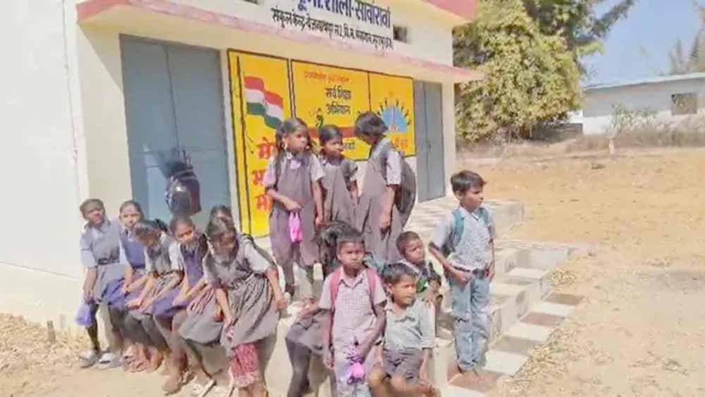 सूरजपुर में स्कूल पर ताला, घंटों बाहर बैठे रहे छात्र; 6 शिक्षकों पर कार्रवाई