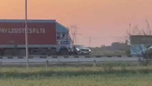 ग्वालियर हादसा: तेज रफ्तार ट्रक की टक्कर से कार घसीटती चली गई, मची अफरा-तफरी