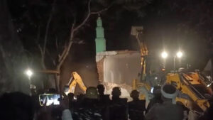 कोर्ट का आदेश, याचिका खारिज होने के बाद भारी पुलिस बल की मौजूदगी में हटा अवैध निर्माण