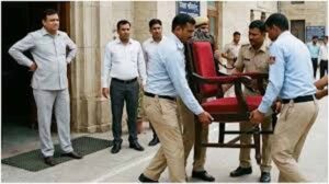 बकाया भुगतान नहीं करने पर सरकारी दफ्तर में कुर्की, मचा हड़कंप