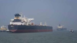 खाड़ी में तनाव से कच्चे तेल पर संकट, उत्पादन 57% तक गिरने की आशंका