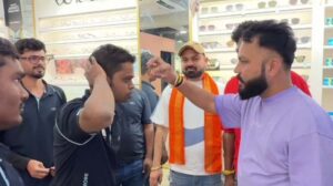 लेंसकार्ट शोरूम पर बजरंग दल का विरोध प्रदर्शन, भोपाल और छिंदवाड़ा में कर्मचारियों को तिलक और कलावा बांधने की घटना