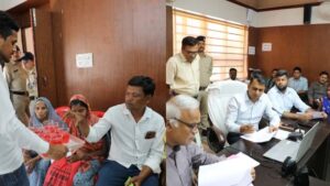 नर्मदापुरम जनसुनवाई में कलेक्टर का दिल जीतने वाला कदम, गर्मी में फरियादियों के लिए ठंडा पानी और शरबत