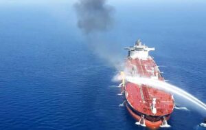 अमेरिका का ईरानी टैंकर पर धावा, हिंद महासागर में 3 जहाजों की घेराबंदी के बाद तनाव बढ़ा