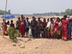 जेसीबी से खुदाई के दौरान निकली मूर्ति, ग्रामीणों ने बनाया अस्थायी मंदिर