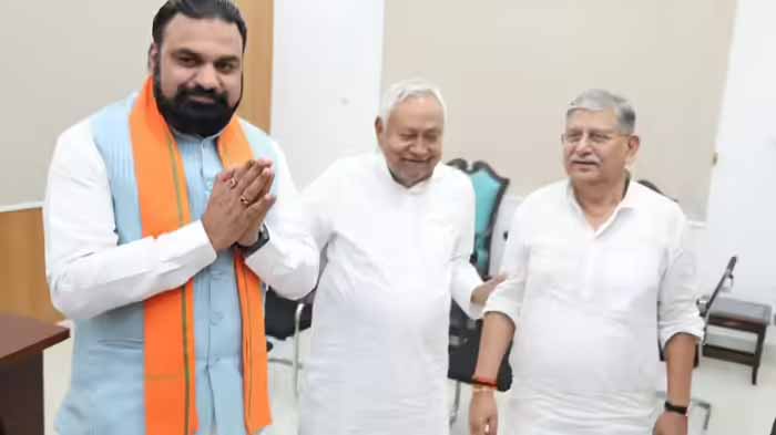 पटना में नीतीश कुमार की सम्राट चौधरी से मुलाकात, डिप्टी सीएम और मुख्य सचिव से भी भेंट