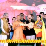 पलिया के चंदन चौकी कार्यक्रम में बड़ा ऐलान: Yogi Adityanath ने थारू जनजाति समेत कई परिवारों को दिए भूमि अधिकार और सरकारी लाभ